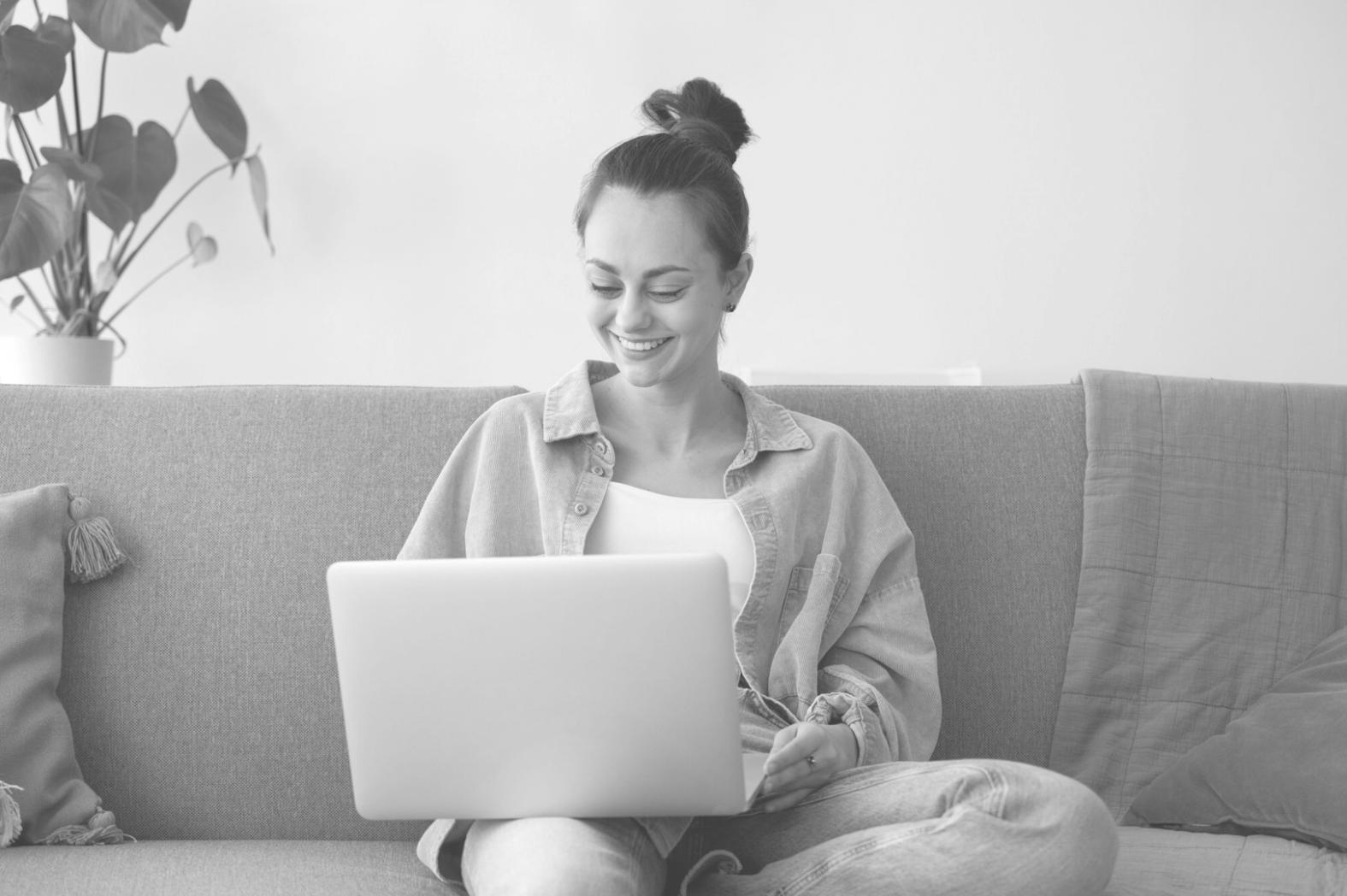 Ambiente di lavoro moderno e collaborativo negli uffici falorquien