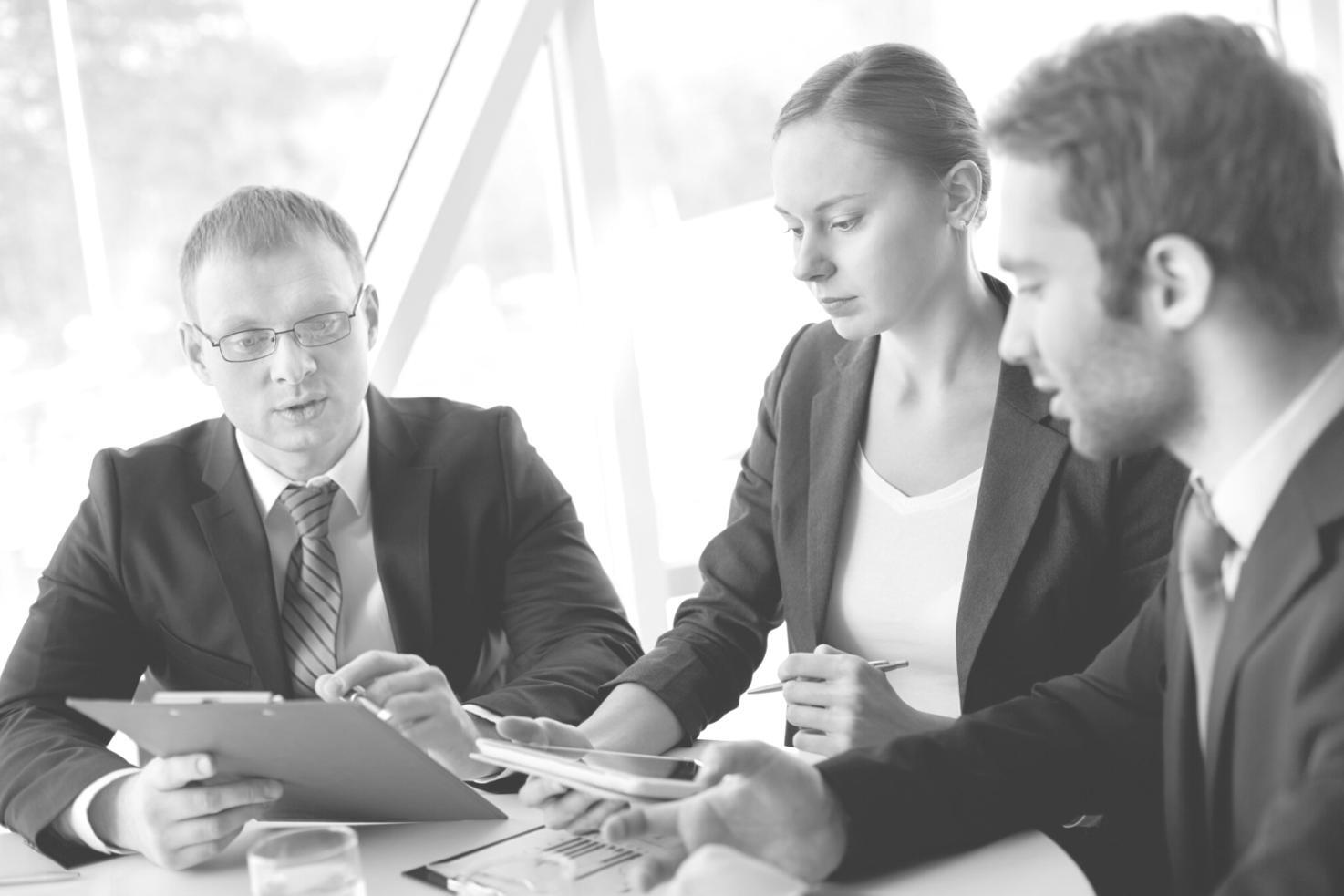 Ambiente di studio con materiali didattici e strumenti per la formazione in psicologia