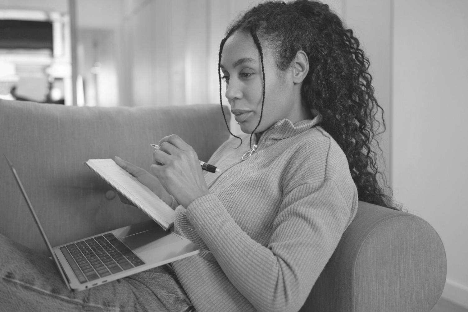 Studenti durante una sessione di formazione in psicologia applicata